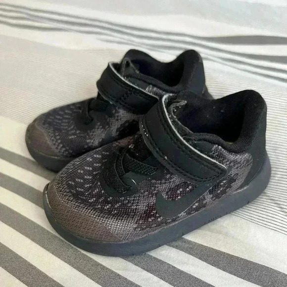 Nike Free RN Sneaker with Velcro size 4c - Picture 1 of 5